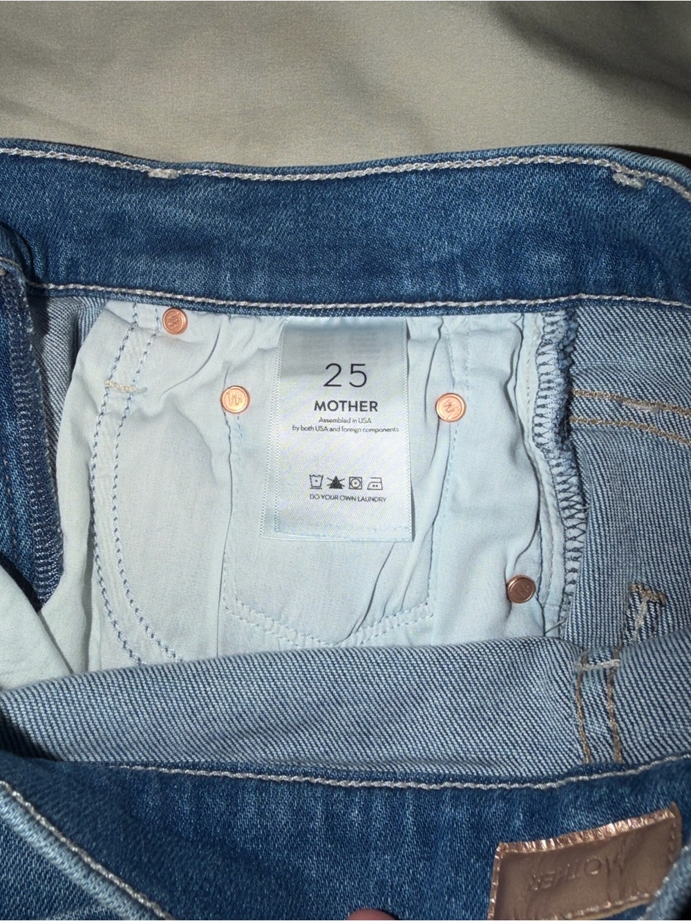 Mother Mid-Rise Rambler Zip Ankle in Piece by Piece NWT 25” - Picture 7 of 8